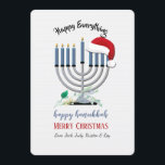Carte de vœux de fêtes avec menorah et chapeau de<br><div class="desc">Une carte de vœux pour Hanouka-Noël qui présente une menorah et le chapeau du Père Noël. Parfait pour la foule de la "saison des fêtes". (Conçu par Rawpixel.com). (Conçu par Freepik). (Conçu par Freepik). La carte est facile à personnaliser avec votre libellé, police et couleur de police.Pas exactement ce que...</div>