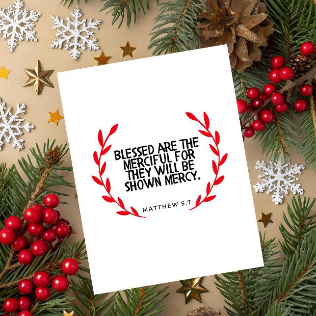 Carte de vœux de Noël avec écriture Matthieu 5:7 (Christmas greeting card with red  wreath and Matthew 5:7 Bible verse on white festive background.)