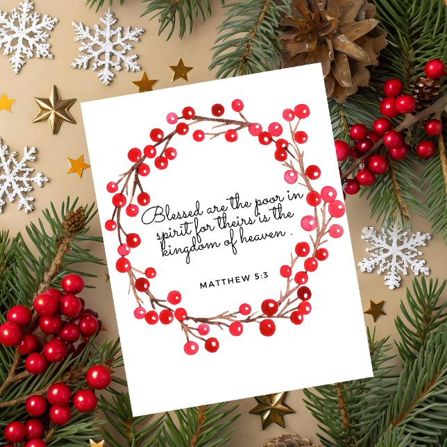 Carte de vœux de Noël avec Matthieu 5:3 Écriture (Christmas greeting card with red berry wreath and Matthew 5:3 Bible verse on beige festive backgroun)