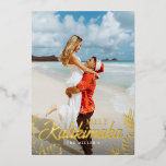 Carte de vœux de Noël photo tropicale Mele Kalikim<br><div class="desc">Envoyez à votre famille et à vos amis des vœux de vacances tropicales à la hawaïenne avec cette carte de Noël photo Mele Kalikimaka en feuille d'or. Le design présente votre photographie préférée avec un feuillage tropical en feuille d'or véritable et le vœu de Noël hawaïen 'Mele Kalikimaka' en typographie...</div>