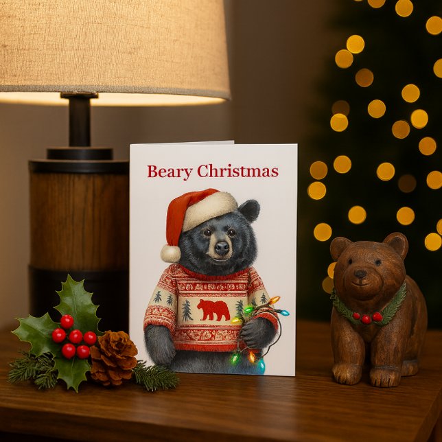Carte de vœux de Noël très joyeuse (Beary Christmas card with cute black bear in sweater, Santa hat, and lights kids holiday card design)