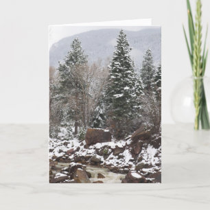 carte de vœux de vacances au ruisseau enneigé