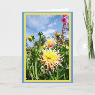 Carte de voeux délicieuse de blanc de dahlia