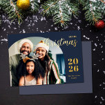Carte De Vœux En Aluminium Arc de Noël 1 photo moderne minimaliste or<br><div class="desc">Cette carte de voeux de Noël élégante et moderne présente un design minimaliste affichant votre photo de famille préférée à l'intérieur d'une arche branchée. Facile à personnaliser avec votre nom de famille et l'année en cours dans les polices serif en feuille d'or stylisée sur un arrière - plan bleu classique....</div>