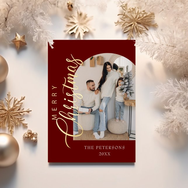 Carte De Vœux En Aluminium Arc Forme Bourgogne Photo Noël Salutation (Arch Shape Burgundy Photo Christmas Greeting Foil Holiday Card on a table with golden decor.)