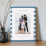 Carte De Vœux En Aluminium Bande classique | Vertical Photo Hanoukka Silver<br><div class="desc">Partagez vos salutations de vacances avec ces cartes photos Hanoukka avec votre photo préférée sur un arrière - plan de bandes bleues et blanches côtières avec un garnissage luxueux en feuille d'argent. Une zone de message modifiable vous permet de customiser votre Chanukah ou votre salutation de vacances. Ajoutez votre nom...</div>