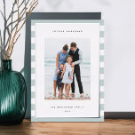 Carte De Vœux En Aluminium Bande classique | Vertical Photo Hanoukka Silver<br><div class="desc">Partagez vos salutations de vacances avec ces cartes photos Hanoukka avec votre photo préférée sur un arrière - plan d'aqua pâle et de rayures blanches avec luxueux garniture en feuille d'argent. Une zone de message modifiable vous permet de customiser votre Chanukah ou votre salutation de vacances. Ajoutez votre nom de...</div>
