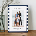 Carte De Vœux En Aluminium Bande classique | Vertical Photo Hanoukka Silver<br><div class="desc">Partagez vos salutations de vacances avec ces cartes photos Hanoukka avec votre photo préférée sur un arrière - plan de rayures bleu clair et blanc avec luxueux garniture en feuille d'argent. Une zone de message modifiable vous permet de customiser votre Chanukah ou votre salutation de vacances. Ajoutez votre nom de...</div>
