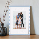 Carte De Vœux En Aluminium Bande classique | Vertical Photo Hanoukka Silver<br><div class="desc">Partagez vos salutations de vacances avec ces cartes photos Hanoukka avec votre photo préférée sur un arrière - plan de rayures bleu pâle et blanc avec un garnissage luxueux en papier argenté. Une zone de message modifiable vous permet de customiser votre Chanukah ou votre salutation de vacances. Ajoutez votre nom...</div>