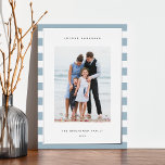 Carte De Vœux En Aluminium Bande classique | Vertical Photo Hanoukka Silver<br><div class="desc">Partagez vos salutations de vacances avec ces cartes photos Hanoukka avec votre photo préférée sur un arrière - plan de rayures bleu pâle et blanc avec un garnissage luxueux en papier argenté. Une zone de message modifiable vous permet de customiser votre Chanukah ou votre salutation de vacances. Ajoutez votre nom...</div>