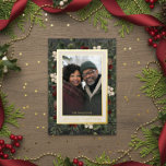 Carte De Vœux En Aluminium Berries d'hiver Black Joyeuses Fêtes Photo<br><div class="desc">Voici notre carte de Noël en feuille d'émerveillement, où l'élégance intemporelle rencontre la beauté de la saison. Le riche arrière - plan noir de charbon de bois, astucieusement affligé de doux accents blancs, donne un ton captivant. Votre photo préférée brillera, entourée d'une double feuille et d'un cadre crème qui apporte...</div>