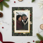 Carte De Vœux En Aluminium Berries d'hiver Black Love Peace Joie Photo<br><div class="desc">Voici notre carte de Noël en feuille d'émerveillement, où l'élégance intemporelle rencontre la beauté de la saison. Le riche arrière - plan noir de charbon de bois, astucieusement affligé de doux accents blancs, donne un ton captivant. Votre photo préférée brillera, entourée d'une double feuille et d'un cadre crème qui apporte...</div>