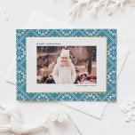 Carte De Vœux En Aluminium Blue Fair Isle Winter Knit Motif Photo Noël<br><div class="desc">Envoyez des voeux de vacances chaleureux enveloppés dans un design cosy et festif avec cette carte de Noël en feuille d'or, avec un charmant arrière - plan motif tricot Fair Isle. Le design complexe évoque l'atmosphère réconfortante de la chaleur hivernale et de la joie des vacances. Cette carte de Noël...</div>
