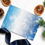 Carte De Vœux En Aluminium Blue Froid Winter Wonderland Joyeux Noël<br><div class="desc">Carte de vacances personnalisée en feuille de Noël avec le texte "Joyeux Noël" écrit dans un script élégant avec des ligatures plus une police Serif placée sur un arrière - plan bleu dégradé décoré de flocons de neige et de mousseux. Sur le dos de la carte, il y a un...</div>