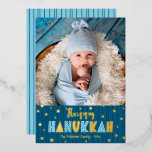 Carte De Vœux En Aluminium Blue Happy Hanoukka Photo Cute Modern Real Gold<br><div class="desc">"Bonne Hanoukka." Amusant, ludique, fantaisiste, véritable feuille d'or artisanal et typographie bleu clair, une feuille d'or aléatoire Star of David motif, et des lignes dessinées à la main bleu marine de minuit recouvrent un arrière - plan bleu turquoise foncé. Ajoutez la photo de votre choix et aidez à ouvrir à...</div>