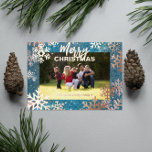 Carte De Vœux En Aluminium Blue Winter Wonderland Joyeux Noël Photo<br><div class="desc">Magnifique carte de Noël personnalisée en feuille réelle avec votre photo et votre feuille de flocons de neige sur un arrière - plan bleu. Le texte est entièrement personnalisable. Pour le modifier, utilisez l'option Personnaliser. Pour d'autres modifications, telles que les modifications apportées à la police, à la couleur de police...</div>
