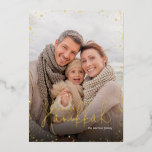 Carte De Vœux En Aluminium Bonne Hanoukka | Revêtement photo Gold Glitz<br><div class="desc">Cartes photos de vacances imprimés sur mesure et abordables avec de véritables accents de feuille d'or. Ce design chic et moderne a une parties scintillant dorée, une bordure de photo superposée et une typographie stylisée. Le libellé dit "Heureux Hanoukka". Personnalisez-le avec votre photo et ajoutez votre nom de famille et...</div>