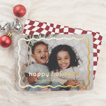Carte De Vœux En Aluminium Bordure vague moderne Retro Photo de Noël<br><div class="desc">Donnez à vos cartes de Noël une étincelle d'or, d'argent ou d'or rose ! Cette carte de papier de vacances présente votre photo préférée encadrée d'une bordure en papier gras ondulé. "Joyeuses fêtes" est écrit dans la typographie ludique, avec votre nom de famille ci-dessous dans un script mignon. Le dos...</div>