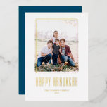 Carte De Vœux En Aluminium Cadre photo moderne Happy Hanoukka<br><div class="desc">Heureux Hanoukka ! Envoyez vos souhaits à votre famille et à vos amis avec cette carte Hanoukka personnalisable en feuille d'or. Il dispose d'une typographie moderne et d'un cadre photo simple. Personnalisez en ajoutant des noms et une photo. Cette feuille d'or Happy Hanoukka carte est disponible sur d'autres cartons.</div>