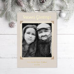 Carte De Vœux En Aluminium Cadre photo vintage Rétro Salutation Gold<br><div class="desc">Aménagement simple mais élégant avec accueil et couleurs modifiables. Le motif du dossier est facultatif. Customisez la couleur du papier peint et la couleur du dossier. Supprimez le motif de flocon de neige si vous désirez ajouter votre propre message.</div>