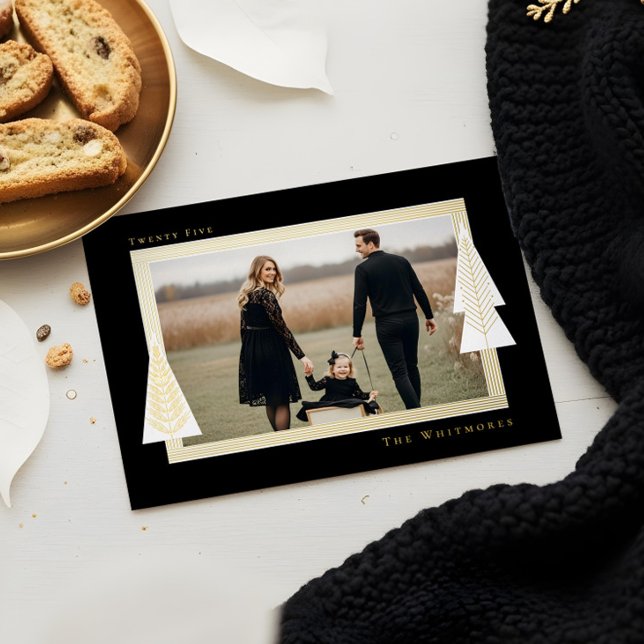 Carte De Vœux En Aluminium Cadres en bande moderne À feuillage persistant Arb (Modern Stripe Frame Evergreen Christmas Tree Photo Foil Holiday Card)