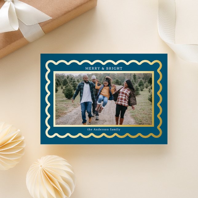 Carte De Vœux En Aluminium Cadres photo de pétoncle bleu or et marine (A scalloped metallic foil frame gives your photo a preppy Kate spade vibe on dark navy blue)