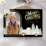 Carte De Vœux En Aluminium Camion blanc Snowman Photo de Noël Black Gold<br><div class="desc">Éblouissez vos invités avec cette élégante carte de Noël à thème boisé avec un joli camion blanc et adorable bonhomme de neige avec de vrais éléments en feuille d'or. Ajoutez simplement votre texte sur ce modèle facile à utiliser et ornez cette carte avec votre photo préférée pour en faire une...</div>