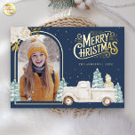 Carte De Vœux En Aluminium Camion blanc Snowman Photo de Noël Marine Blue Gol<br><div class="desc">Éblouissez vos invités avec cette élégante carte de Noël à thème boisé avec un joli camion blanc et adorable bonhomme de neige avec de vrais éléments en feuille d'or. Ajoutez simplement votre texte sur ce modèle facile à utiliser et ornez cette carte avec votre photo préférée pour en faire une...</div>
