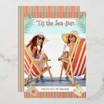 Carte De Vœux En Aluminium 'C'Est La Plage Tropicale Mer-Soleil Noël Été<br><div class="desc">'Tis The Sea-sun Tropical Beach Summer Christmas Cards Foil Cartes de fin de année vous propose votre photo préférée entourée d'un cadre amusant sur la plage de tongs, de feuilles de palmiers et de fleurs avec une ambiance un peu rétro vintage avec de véritables accents de papier peint. Personnalisez la...</div>