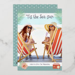 Carte De Vœux En Aluminium 'C'Est La Plage Tropicale Mer-Soleil Noël Été<br><div class="desc">'Tis The Sea-sun Tropical Beach Summer Christmas Cards Foil Cartes de fin de année vous propose votre photo préférée entourée d'un cadre amusant sur la plage de tongs, de feuilles de palmiers et de fleurs avec une ambiance un peu rétro vintage avec de véritables accents de papier peint. Personnalisez la...</div>