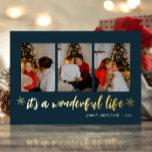 Carte De Vœux En Aluminium C'est une merveilleuse vie Bleu d'or photo de Noël<br><div class="desc">C'est Une Vie Merveilleuse Bleu Vacances de Noël Or Photo Real Foil Carte de vacances. Envoyez des voeux de vacances avec des photos à vos proches avec cette carte de vacances Foil moderne et festive. Tous les textes sont pré-arrangés pour que vous personnalisiez facilement et rapidement avec vos propres détails....</div>