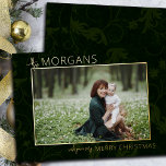 Carte De Vœux En Aluminium Chic minimaliste vert Damask Photo de Noël<br><div class="desc">Modèle photo de style minimaliste chic et élégamment sobre,  avec arrière - plan damassé vert clair et foncé,  modèle photo simple avec bordure mince en feuille d'or et champs de texte en feuille d'or.</div>