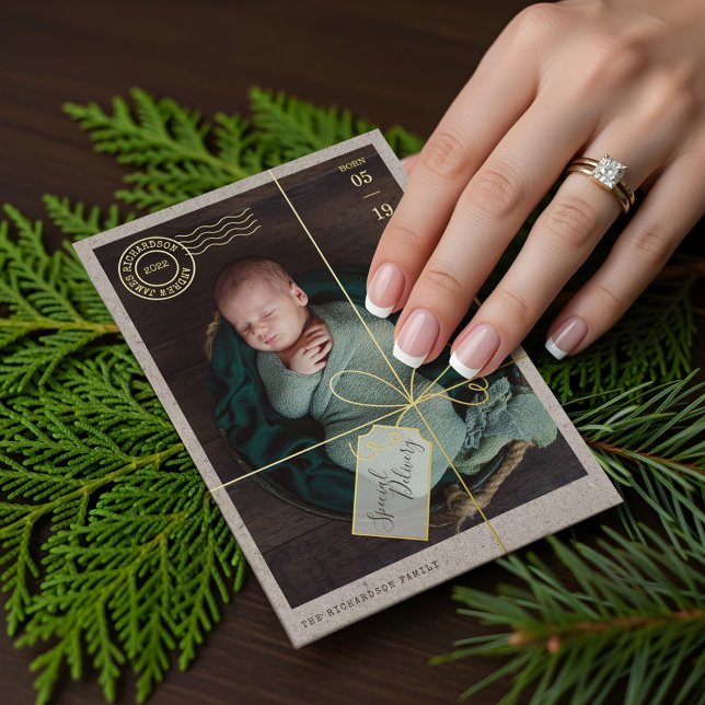 Carte De Vœux En Aluminium Colis en livraison spéciale Statistiques et photo  (Special Delivery Parcel Baby Birth Stats & Photo Foil Holiday Card)