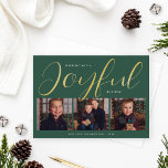 Carte De Vœux En Aluminium Collage photo Joyful Modern Green and Gold Script<br><div class="desc">Cette carte de vacances de Noël "Joyeuse" chic sur mesure dispose d'une disposition unique et d'un design minimaliste avec 3 espaces photo sur le devant et une typographie de script moderne et élégant en feuille d'or véritable avec la couleur arrière - plan verte faim. Personnalisez le simple nom de famille...</div>