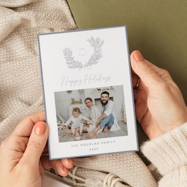 Carte De Vœux En Aluminium Crête de monogramme classique argent bleu et blanc (Blue and silver foil monogram botanical crest wreath holiday card.)