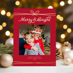 Carte De Vœux En Aluminium Cuire Bow Merry & Bright Photo Rouge   Or<br><div class="desc">Ce carte photo de vacances moderne dispose d'une photo carré, arrière - plan rouge festif, et d'un arc à cordes avec l'accueil "Merry & Bright" en feuille d'or. Ce design s'adapte à une seule photo carré (vous pouvez ajouter d'autres photos à l'arrière). Au verso se trouve le même arrière -...</div>