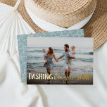Carte De Vœux En Aluminium Dashing à travers le sable | Beach Photo<br><div class="desc">Parfait pour ceux qui vivent dans des climats tropicaux, ou pour partager une photo de vacances en faute, ou des caractéristiques de carte photo de vacances optionnelles "Dashing Through the Sand" comme une feuille d'or superposée avec des illustrations d'étoiles de mer. Personnalisez avec vos noms et salutation personnalisée (spectacle avec...</div>