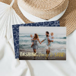 Carte De Vœux En Aluminium Dashing à travers le sable | Beach Photo<br><div class="desc">Parfait pour ceux qui vivent dans des climats tropicaux, ou pour partager une photo de vacances en faute, ou des caractéristiques de carte photo de vacances optionnelles "Dashing Through the Sand" comme une feuille d'or superposée avec des illustrations d'étoiles de mer. Personnalisez avec vos noms et salutation personnalisée (spectacle avec...</div>