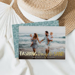 Carte De Vœux En Aluminium Dashing à travers le sable | Beach Photo<br><div class="desc">Parfait pour ceux qui vivent dans des climats tropicaux, ou pour partager une photo de vacances en faute, ou des caractéristiques de carte photo de vacances optionnelles "Dashing Through the Sand" comme une feuille d'or superposée avec des illustrations d'étoiles de mer. Personnalisez avec vos noms et salutation personnalisée (spectacle avec...</div>