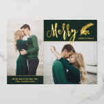 Carte De Vœux En Aluminium Deux photos Joyeux Noël élégant | Vert<br><div class="desc">Ce beau Carte photo de Noël Deux présente une typographie élégante, en lisant "Joyeux Noël" en feuille d'or sur un arrière - plan vert foncé. D'autres options de feuille sont l'or et l'argent roses. Une pinède aux baies apporte une touche festive. Le dos de la carte est laissé vide -...</div>
