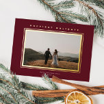 Carte De Vœux En Aluminium Élégance minimaliste chic Bourgogne photo de Noël<br><div class="desc">Cet élégant carte photo de vacances dispose d'une photo horizontale, d'un cadre en feuille surélevée classique autour de la photo, et d'un accueil en feuille surélevée sur un arrière - plan rouge bordeaux. L'accueil sur le devant est modifiable, il est donc facilement changé à tout ce que vous voulez. Le...</div>