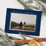 Carte De Vœux En Aluminium Élégance minimaliste chic photo de Noël bleu marin<br><div class="desc">Cet élégant carte photo de vacances dispose d'une photo horizontale, d'un cadre en feuille surélevée classique autour de la photo, et d'un accueil en feuille surélevée sur un arrière - plan bleu marine. L'accueil sur le devant est modifiable, il est donc facilement changé à tout ce que vous voulez. Le...</div>