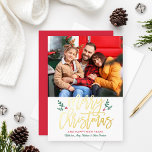 Carte De Vœux En Aluminium Elégant Joyeux Noël Or Brossé Script Photo<br><div class="desc">Le carte photo de vacances est doté d'une feuille d'or moderne "Joyeux Noël" texte de script de calligraphie brossé avec des accents de design de baies sèches vertes et rouges. Personnalisez les salutations "et heureux nouvel an" et les noms des membres de votre famille avec votre libellé personnalisé. Une photo...</div>