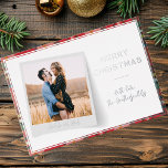 Carte De Vœux En Aluminium Élégant Joyeux Noël Photo Argent<br><div class="desc">Découvrez la magie de votre amour cette saison des Fêtes avec notre carte de voeux photo de Noël personnalisée aux couples. Cette carte élégante et personnalisée présente votre image préférée avant et centre, entourée d'une typographie de script moderne qui marie parfaitement votre romance avec l'esprit de Noël. Qu'il s'agisse d'un...</div>