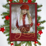 Carte De Vœux En Aluminium Élégant Red Gold Script Joyeux Noël<br><div class="desc">Elégante photo verticale simple avec script Joyeux Noël Carte de vacances. Cette carte a un vrai texte de feuille et est entièrement personnalisable et simple à personnaliser. Ajoutez votre propre photo et détails,  parfait pour envoyer à vos amis et votre famille pour la saison de Noël.</div>