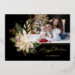 Carte De Vœux En Aluminium Elégante Poinsettias blanche avec verdure or Photo<br><div class="desc">Elégant poinsettia blanc artistique,  feuilles verts,  pin d'hiver,  verdure dorée et pétillants avec calligraphie personnalisée "Joyeux Noël" et bordure en feuille d'or pour votre photo de vacances sur arrière - plan noir. Inclut les champs de texte modifiables.</div>