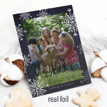 Carte De Vœux En Aluminium Flakes blancs 2 photos famille Noël marine<br><div class="desc">Elégante rustique hiver marine bleu et blanc famille d'hiver véritable carte de vacances en feuille d'hiver avec cadre de flocons de neige et superposition de script chic. Facile à personnaliser avec vos 2 photos, texte, nom de famille et année ! La couleur du papier est changeable - vous pouvez choisir...</div>