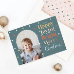 Carte De Vœux En Aluminium Fun Confetti moderne Happy Joyful Bright Photo Arc<br><div class="desc">Envoyez votre joie, votre joie et votre bonheur de vacances à votre famille et à vos amis avec notre carte de Noël en feuille d'or rose confetti amusante et moderne. Le design comprend un design photo dans un cadre en arc avec des confettis colorés avec des accents de feuille d'or...</div>