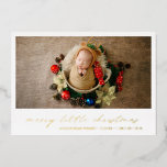 Carte De Vœux En Aluminium Gold Holiday Photo Noël<br><div class="desc">Carte de faire-part de naissance moderne avec un design simple avec une photo horizontale de votre nouveau-né garçon ou fille ainsi que "joyeux petit noël" dans un script élégant et le nom du bébé et les statistiques de naissance ci-dessous. Tout le texte sur le devant est en papier or. Le...</div>