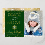 Carte De Vœux En Aluminium Green Peace Jove Love Photo Snowflakes Real Gold<br><div class="desc">"Paix, joie et amour." Une illustration amusante, ludique, vraie feuille d'or et flake blanc, de véritables points de confettis en feuille d'or, et de la véritable feuille d'or et de la typographie moderne blanche sur un arrière - plan vert chasseur, avec la photo personnalisée de votre choix, vous aider à...</div>